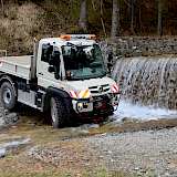 Auf den Baustellen entlang der Gewässer wird ein Unimog U 423 als Transportfahrzeug eingesetzt. (Foto: Wasserwirtschaftsamt Kempten, Bachmann)