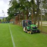 Rasenmäher auf Sportplatz