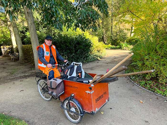 Bauhof-Mitarbeiter mit Lastenrad