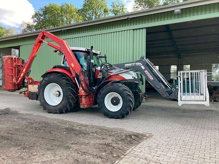 Kommunalschlepper mit Auslegerarm