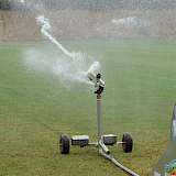 Bewässerungsanlage auf einem Sportplatz