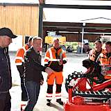 Bauhofleiter erklärt seinem Team etwas